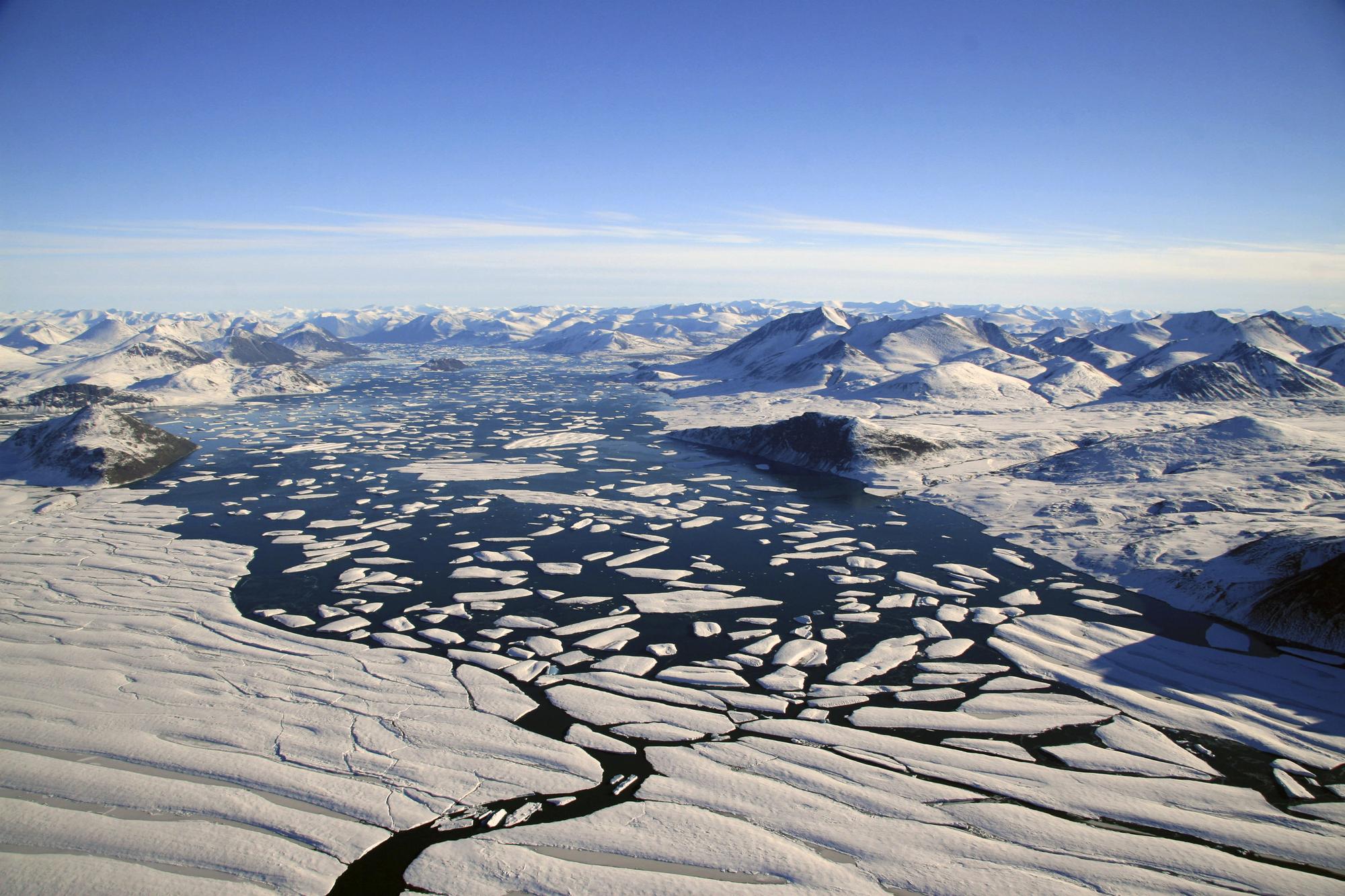 La fonte des glaciers arctiques participe à l'élévation du niveau des mers.