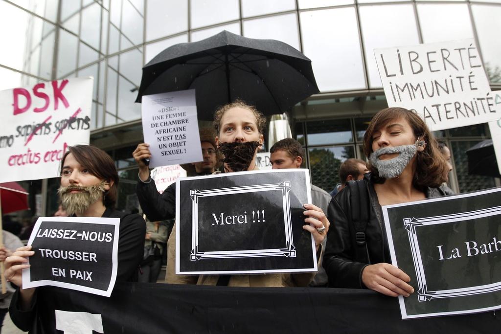 Une cinquantaine de personnes, en majorité des femmes, manifestaient dimanche devant le siège de la chaîne privée TF1. [KEYSTONE - Ian Langsdon]