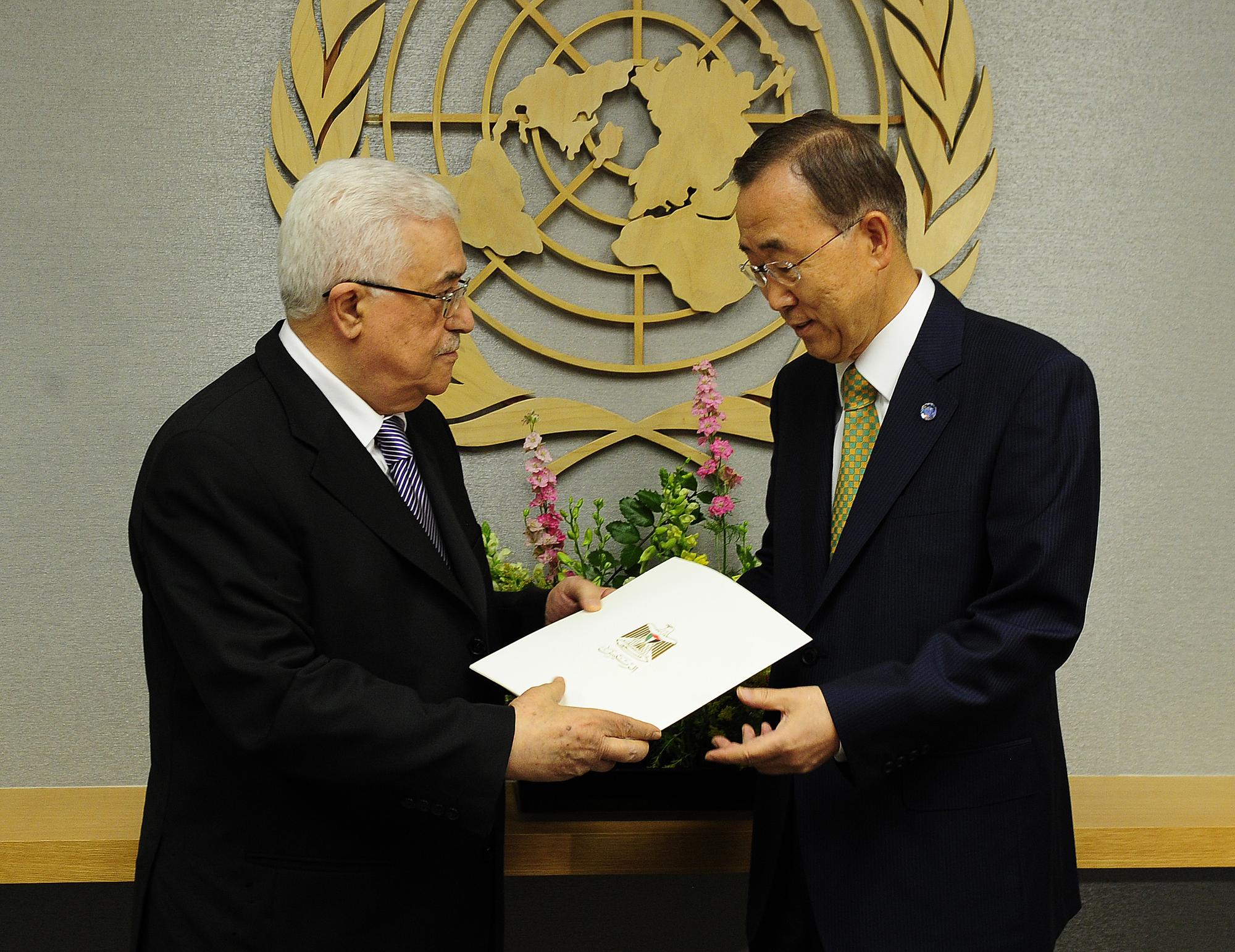 Mahmoud Abbas a présenté sa requête à Ban Ki-moon dans une enveloppe portant l'emblème palestinien. [EMMANUEL DUNAND]