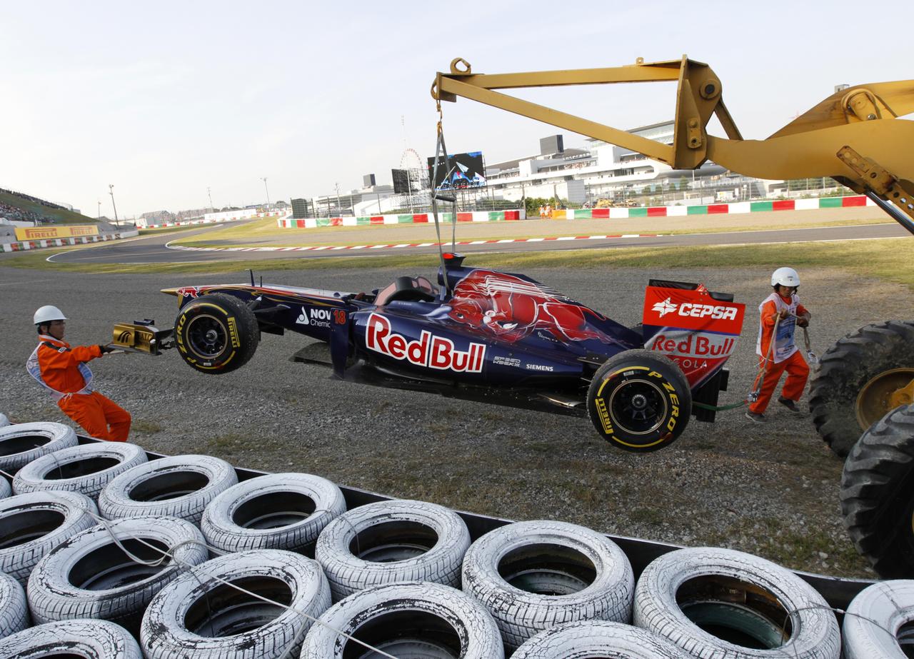 Amuptée d'une roue, la monoplace de Buemi est évacuée du circuit. [REUTERS - Lee Jae Won]