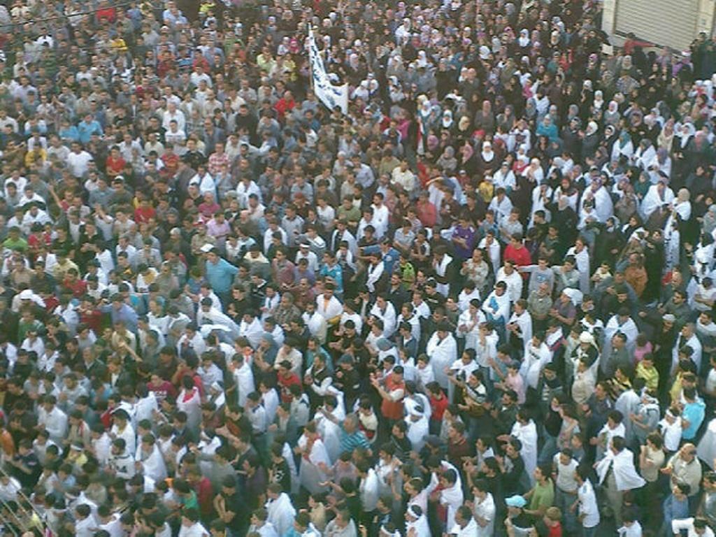 Cette photo prise par un téléphone montre des manifestants lundi à Banias.