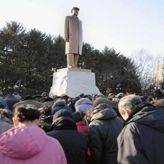 Des habitants devant une statue du père de Kim Jung-il. [Kyodo]