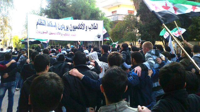 Des manifestants dans les rues de Homs mercredi 23 novembre.