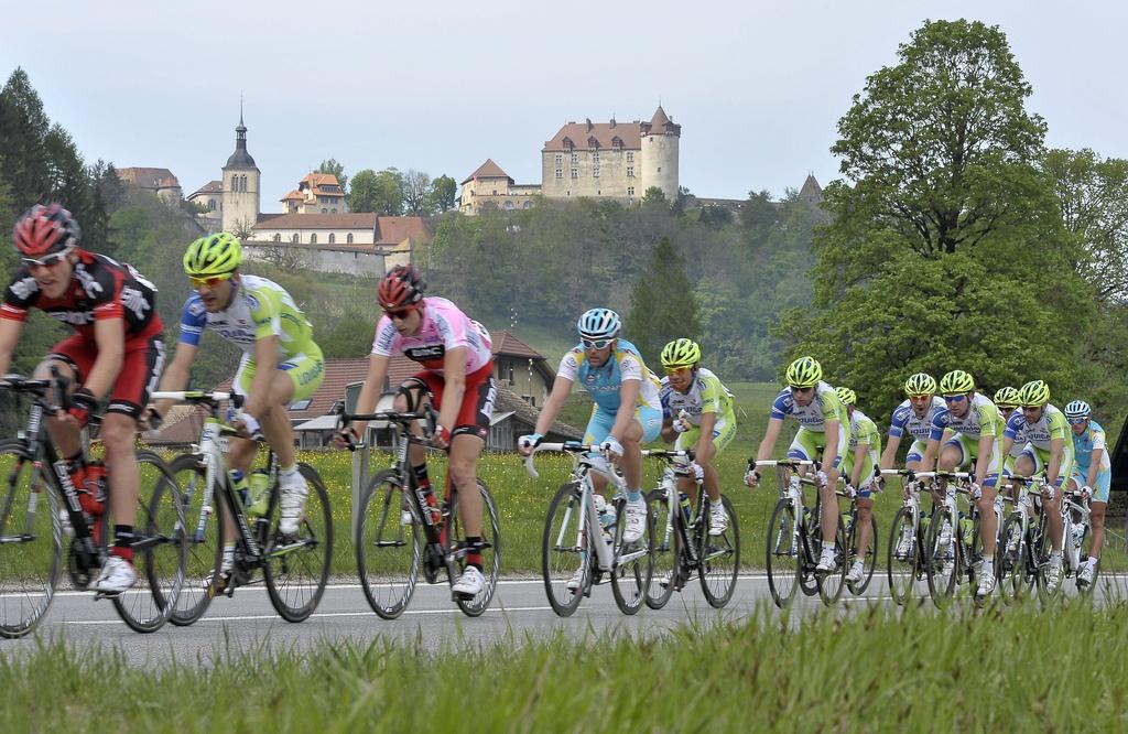 Le peloton du "Romandie" passe devant le château de Gruyères. [Keystone - Dominic Favre]