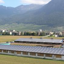 Grâce, notamment, aux 1200 m2 de panneaux photovoltaïques installés sur ses toits, la Ferme des Trois Epis, à Aigle, produit 3,2 mios d'éco-œufs par an. [www.f3e.ch]