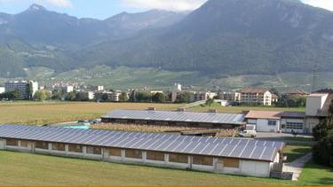 Grâce, notamment, aux 1200 m2 de panneaux photovoltaïques installés sur ses toits, la Ferme des Trois Epis, à Aigle, produit 3,2 mios d'éco-œufs par an. [www.f3e.ch]