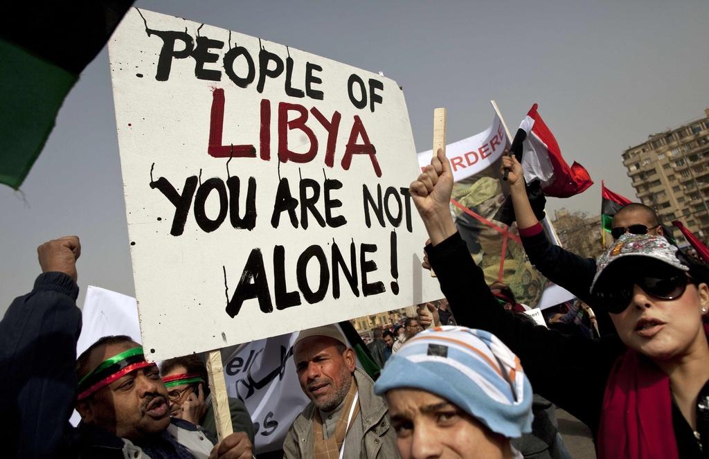 Les manifestants égyptiens n'ont pas manqué de marquer leur soutien au peuple libyen. [KEYSTONE - AP Photo/Kevin Frayer]