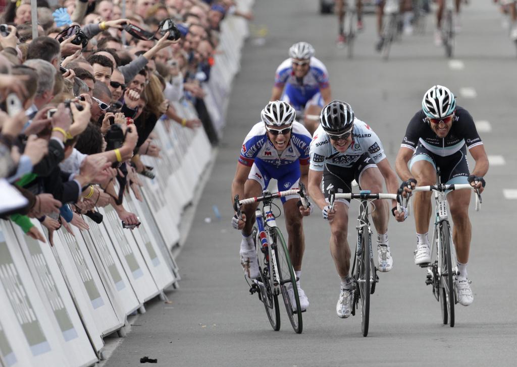 Guyens (au centre) a devancé au sprint Chavanel (à d.) et Cancellara [KEYSTONE - Yves Logghe]