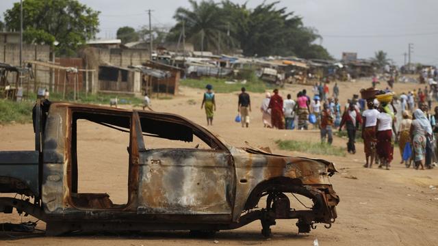 Les combats faisant rage en Côte d'Ivoire mettent en danger les populations civiles. [Rebecca Blackwell]