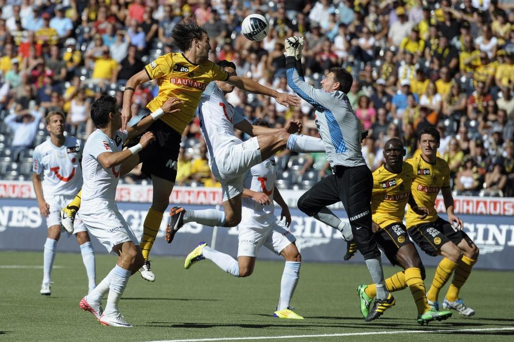 Alain Nef surprend Leoni et la défense zurichoise. [Alessandro Della Valle]