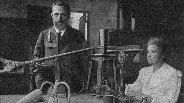 Pierre et Marie Curie dans leur laboratoire de fortune de l’École de Physique et de Chimie [Wikimédia.]