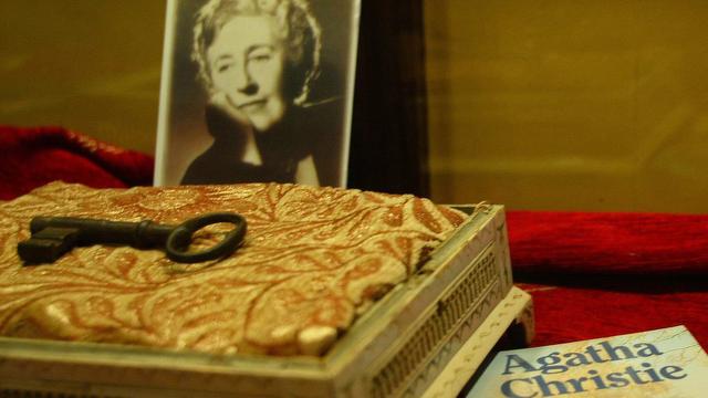 Des objets ayant appartenus à Agatha Christie [Stringer]