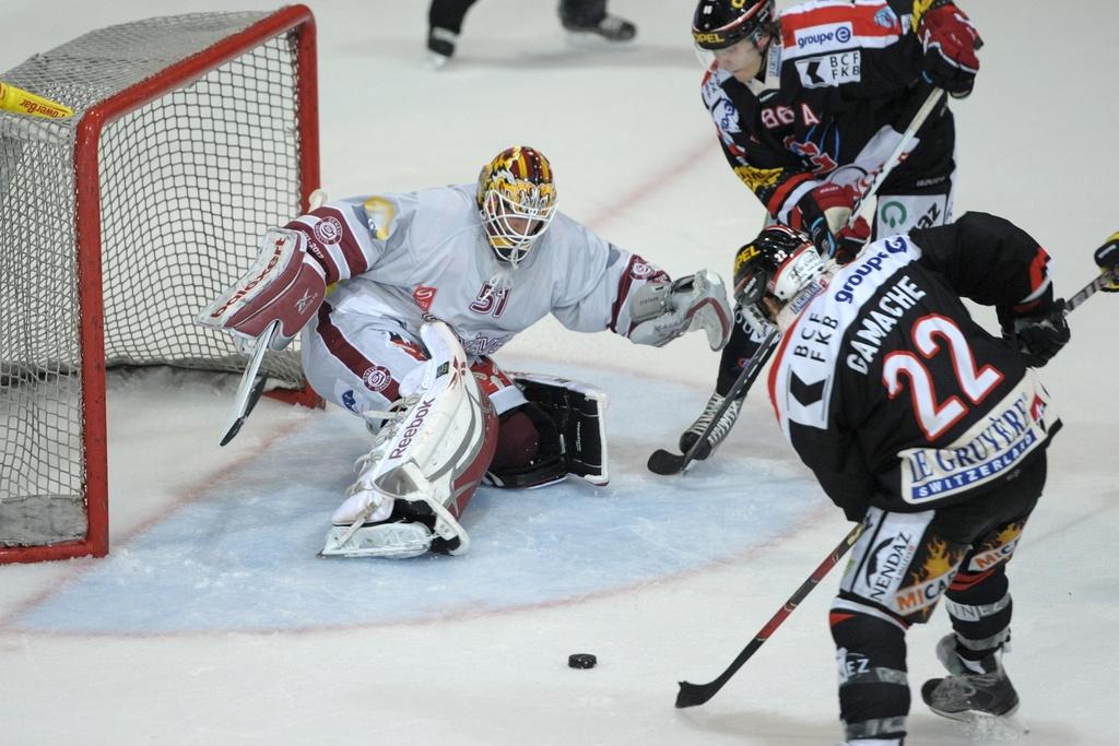 Gamache (22) et Sprunger, ici sur le 1-1, ont uni leur talent pour offrir la victoire à Fribourg. [KEYSTONE - Laurent Gillieron]