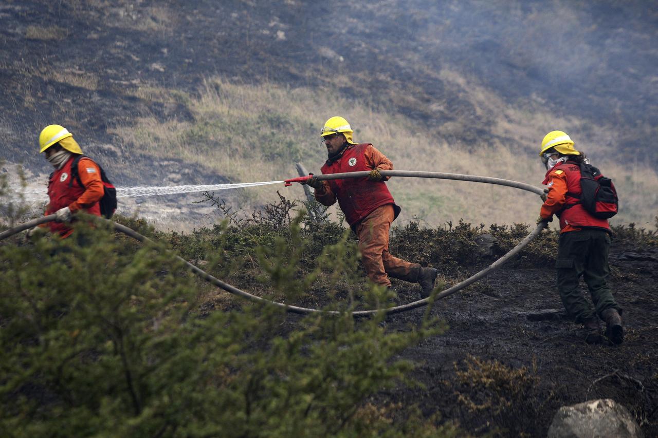 Quelque 500 pompiers luttent activement contre le feu. [REUTERS - Stringer]