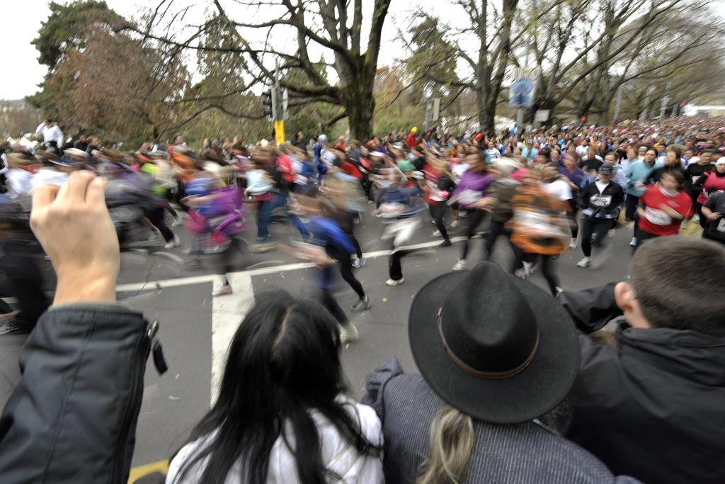 En piste! Les coureurs, divisés au sein de plusieurs catégories, s'élancent pour arpenter les pavés de la vielle-ville genevoise. [Martial Trezzini]