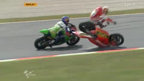 Motocylisme / GP de Catalogne (moto2): terrible chute également de... Dominique Aegerter, bien placé, qui a sans doute pris trop de risques (à 7 tours de la fin).