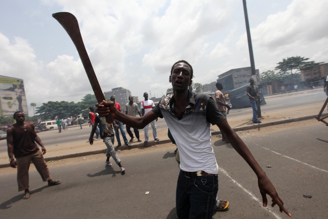 Un anti-Gbagbo brandit sa machette à Abidjan. [REUTERS - Luc Gnago]