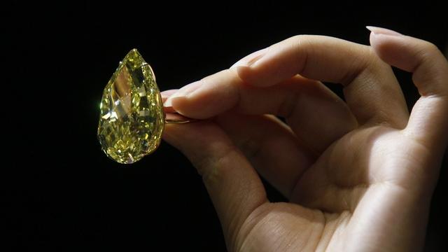 Le "Sun Drop", qui pèse 110,03 carats, était estimé entre 10 et 14 millions de francs. [Kin Cheung]