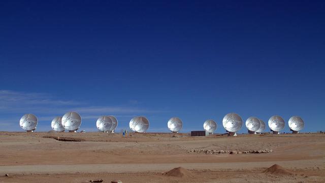 Quatorze des antennes du site de l'observatoire ALMA. [almaobservatory.org]