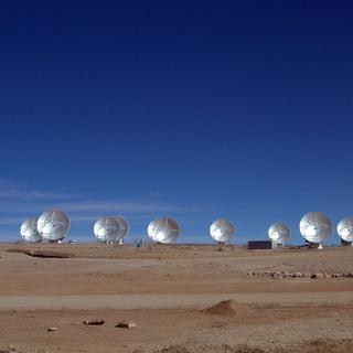Quatorze des antennes du site de l'observatoire ALMA. [almaobservatory.org]