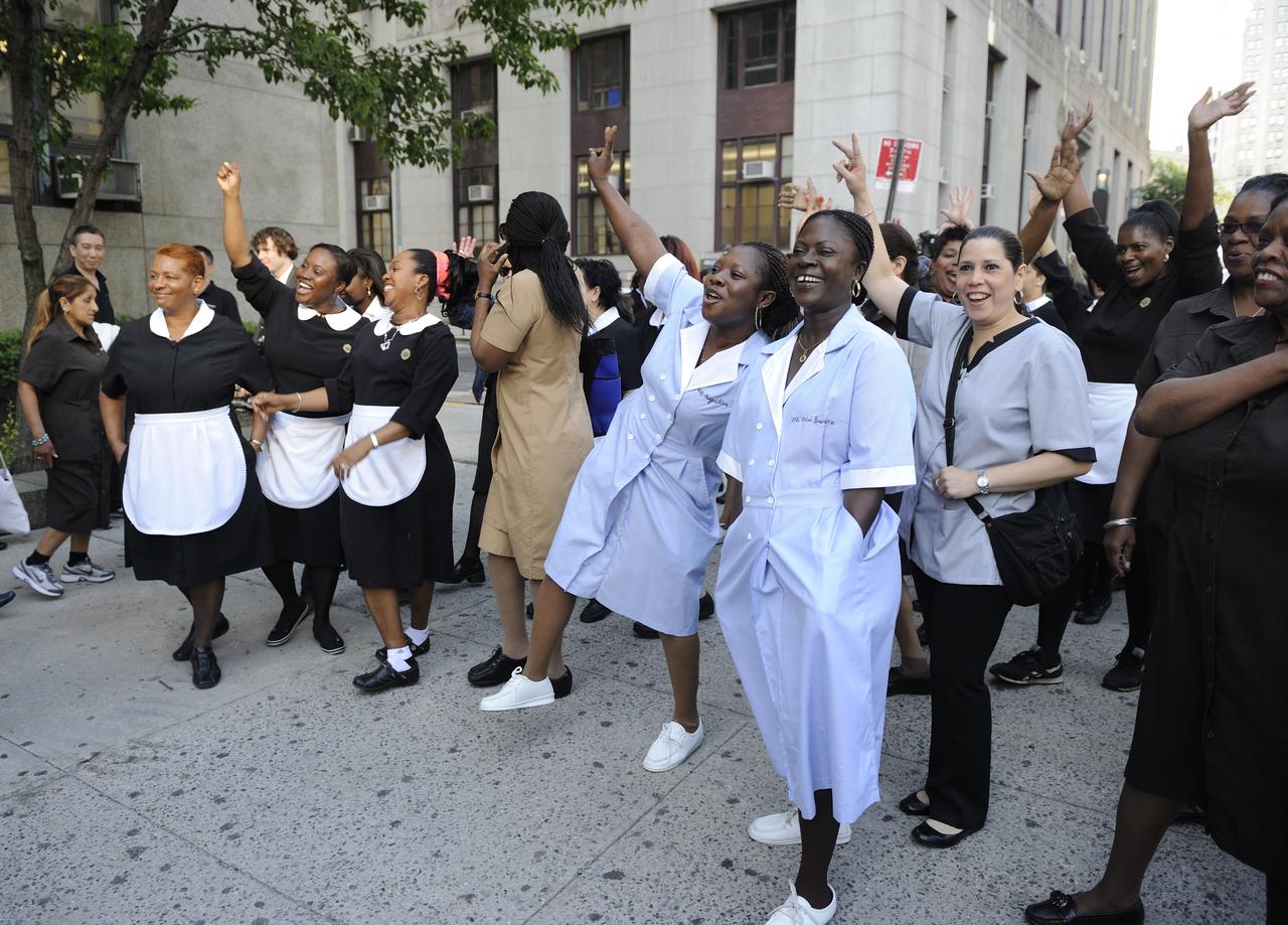 Des femmes de chambre new-yorkaises ont manifesté devant le tribunal. [AFP - Eric Feferberg]