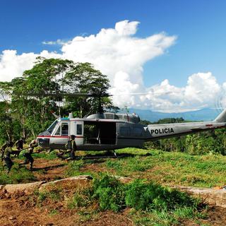 Des membres d'une unité d'éradication des plantations de cocaïne en train de rejoindre leur hélicoptère. [EPA/PERUVIAN INTERIOR MINISTRY]