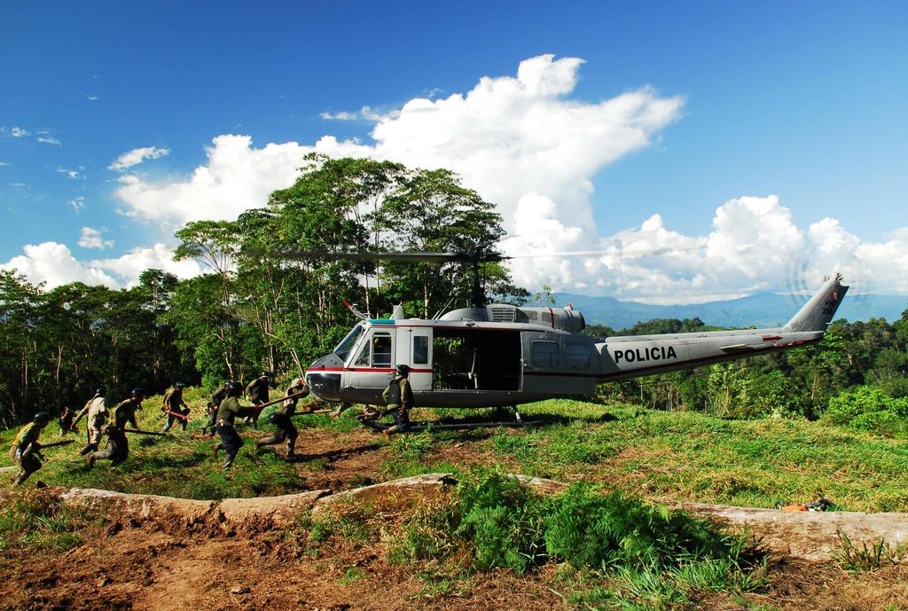 Des membres d'une unité d'éradication des plantations de cocaïne en train de rejoindre leur hélicoptère. [EPA/PERUVIAN INTERIOR MINISTRY]