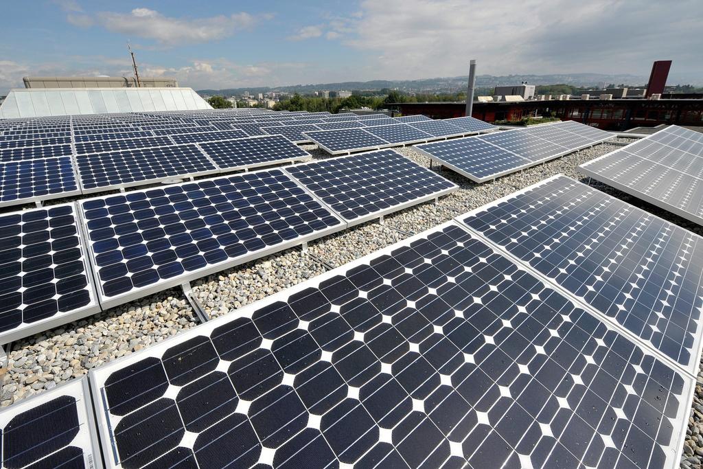 Des panneaux solaires photovoltaïques posés sur le toit d'un des bâtiments de l'Ecole Polytechnique de Lausanne, EPFL. [Keystone - Dominic Favre]