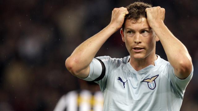 Stephan Lichtsteiner troque son maillot de la Lazio pour celui, rayé de noir et de blanc, de la Juventus. [Keystone - Andrew Medichini]