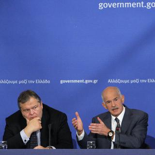 Le Premier ministre grec George Papandreou (droite), en compagnie du ministre des Finances. [Grigoris Siamidis]