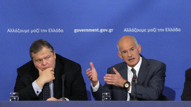 Le Premier ministre grec George Papandreou (droite), en compagnie du ministre des Finances. [Grigoris Siamidis]