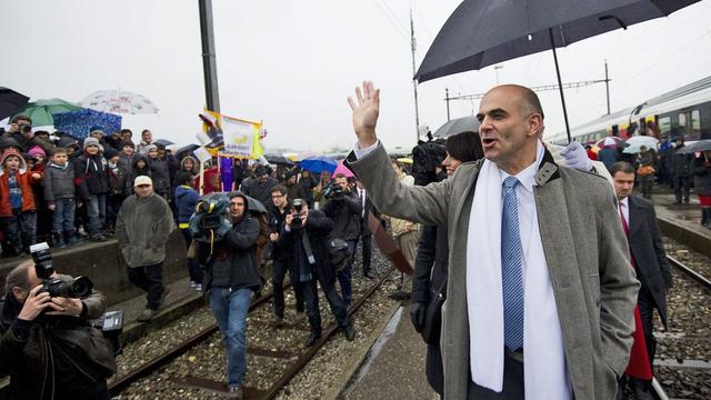 Alain Berset à sa descente de train à Belfaux, ce jeudi après-midi. [Jean-Christophe Bott]