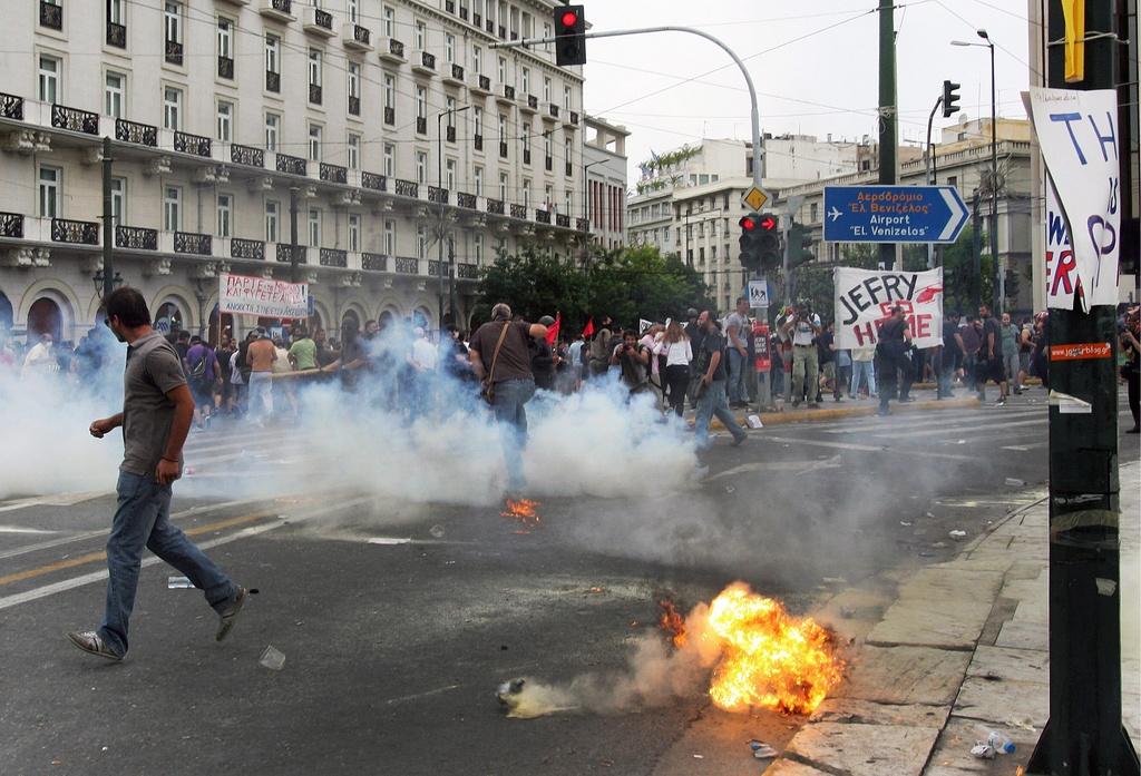 Les manifestants ont utilisé des engins incendiaires et la police a répliqué avec du gaz lacrymogène. [KEYSTONE - EPA/SIMELA PANTZARTZI]