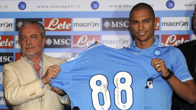 Gökhan Inler et le président de Napoli, Aurelio de Laurenttiis, présentent le nouveau maillot du capitaine de l'équipe de Suisse. [KEYSTONE - Franco Castano]