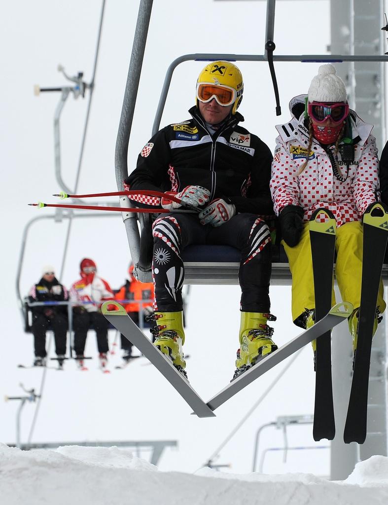 Ivica et sa soeur Janica sur le télésiège des champions du monde. [KEYSTONE - Georgi Licovski]