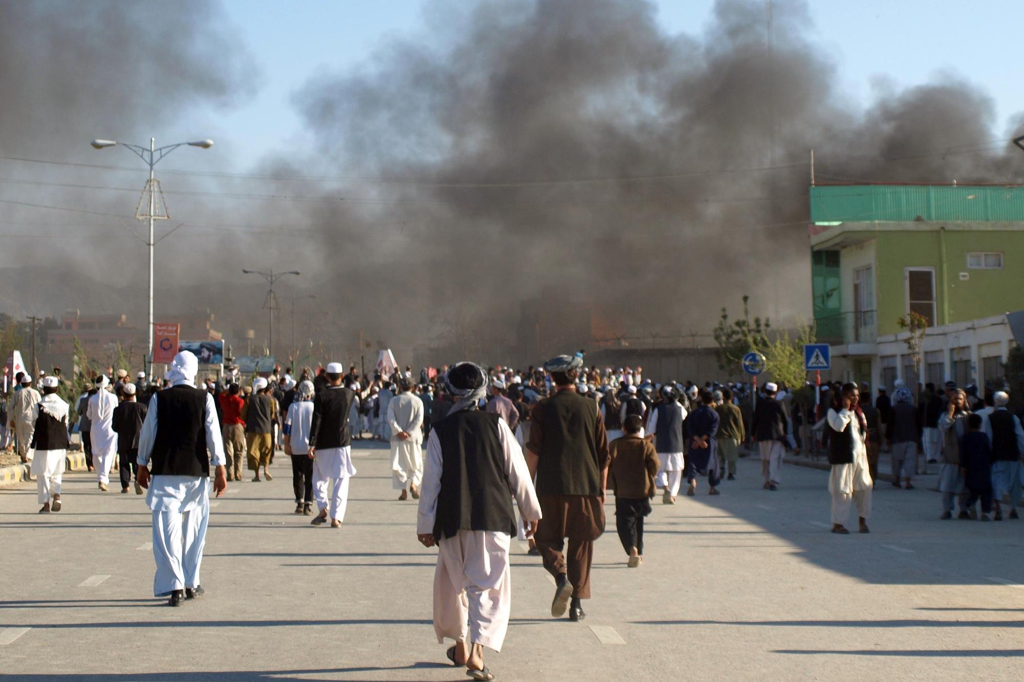 De la fumée s'échappe de la ville des bureaux de l'ONU à Mazar-i-Sharif. [AFP - STR]