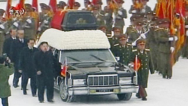 Kim Jong-Un, fils et successeur de Kim Jong-Il, marchait à la droite de la voiture emmenant le cercueil.