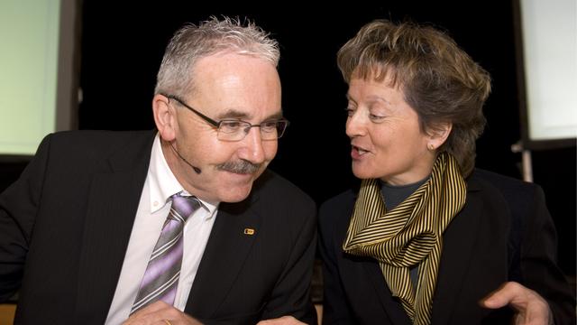 Le président du parti Hans Grunder, en compagnie de la Conseillère fédérale Eveline Widmer-Schlumpf.