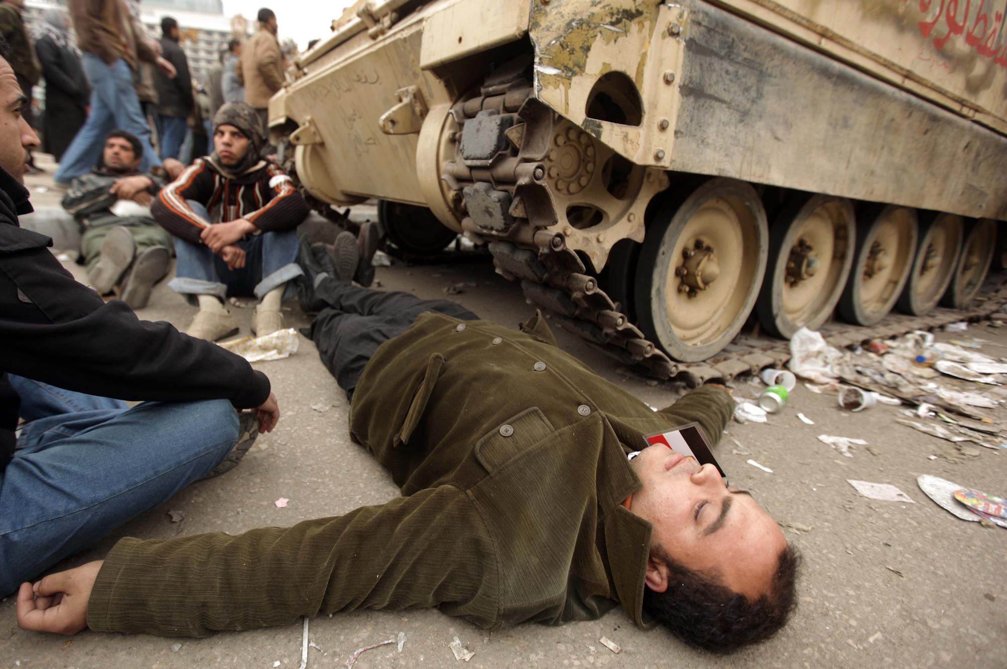 Les anti-Moubarak ne veulent pas que les chars quittent la place Tahrir. [AFP - Patrick Baz]