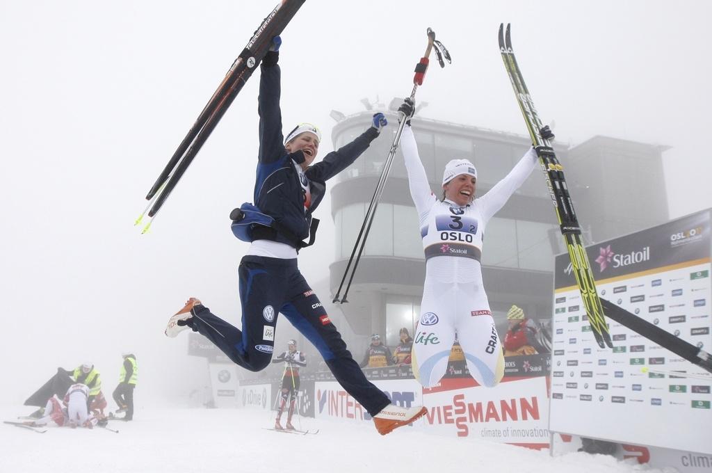 Charlotte Kalla (R) and Ida Ingemarsdotter (C) of Sweden [Haakon Mosvold Larsen]