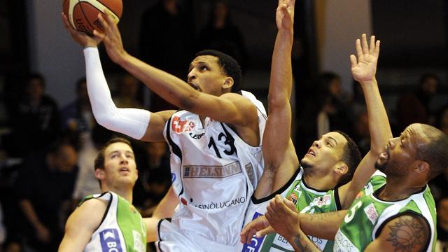 Les Fribourgeois (en vert) sauront-ils arrêter les Lugano Tigers de Michael Efevbehra. [Keystone - Karl Mathis]