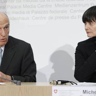Le ton monte par presse interposée entre Hans-Rudolf Merz et Micheline Calmy-Rey sur l'affaire des otages en Libye. [Peter Klaunzer]