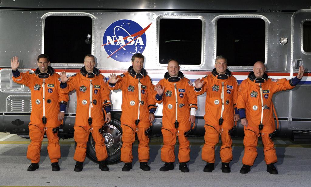 L'équipage de la navette Endeavour est composé de six astronautes, dont un Italien et un Anglais né aux Etats-Unis. [KEYSTONE - John RAoux]