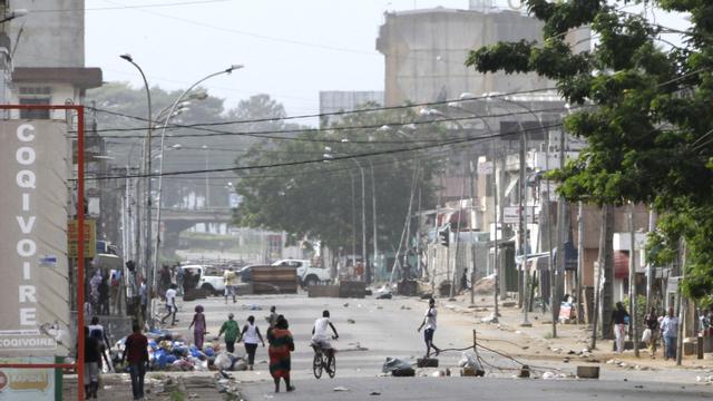 Avant les tirs contre le Golf Hôtel, la journée avait été relativement calme à Abidjan. [Luc Gnago]