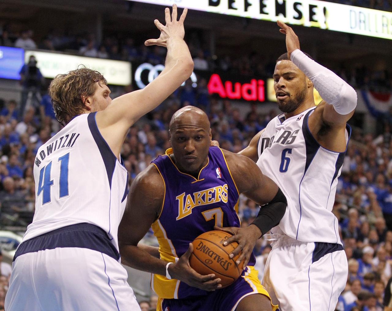 Pas facile pour Odom de s'infiltrer entre Nowitzki et Chandler. [Reuters - Mike Stone]