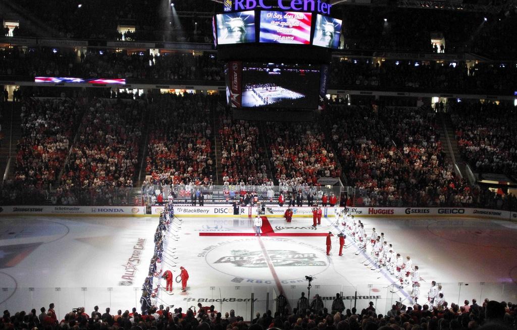 Moment traditionnel avant toute rencontre de NHL: l'hymne national américain. [Keystone - Karl B. DeBlaker]
