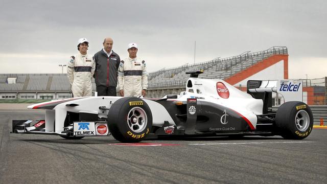 Peter Sauber pose entre Sergio Perez (à sa droite) et Kamui Kobayashi, ses deux pilotes pour cette saison. [Keystone - BIEL ALINO]