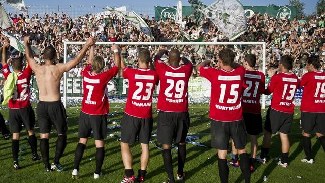 Les St-Gallois fêtent leur victoire avec leur fidèles supporters.