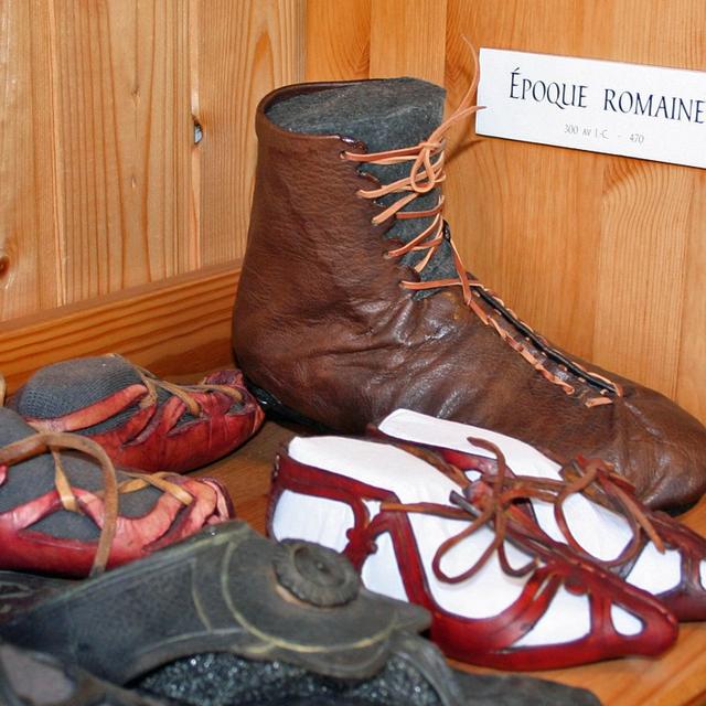 Chaussures datant de l'époque romaine, exposées au Musée de la chaussure à Lausanne. [rts - murièle chevrier]