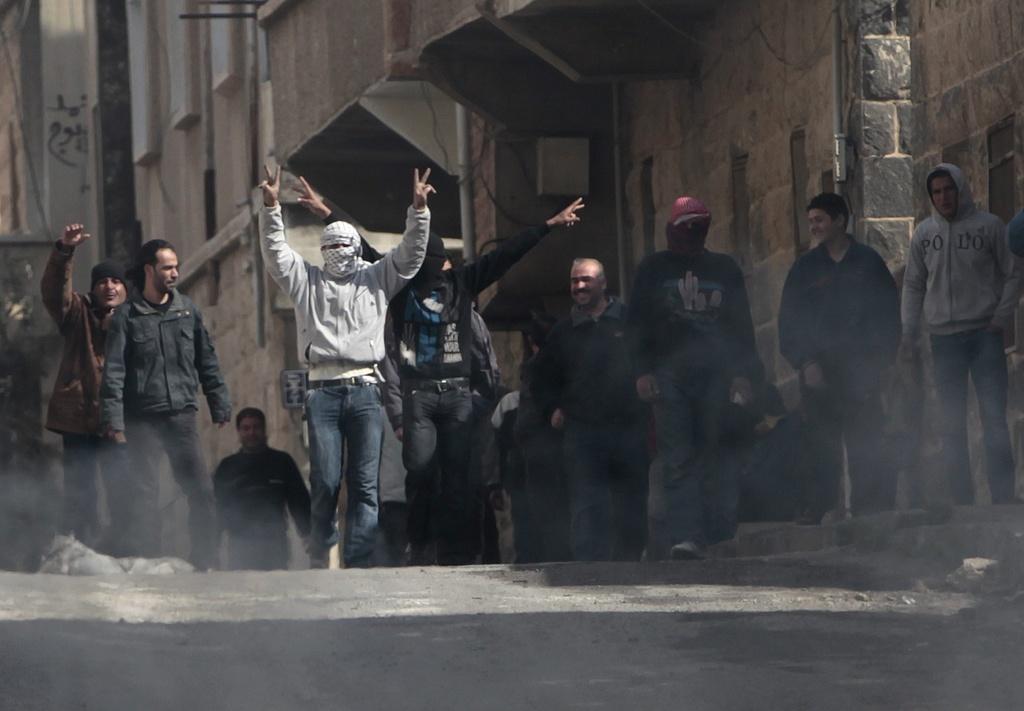 Des manifestants anti-gouvernementaux protestent à Deraa, où les violences auraient fait des dizaines de morts. [KEYSTONE - Hussein Malla]